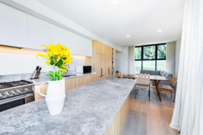 3 Level Retreat Rooftop Views & Coastal Comfort